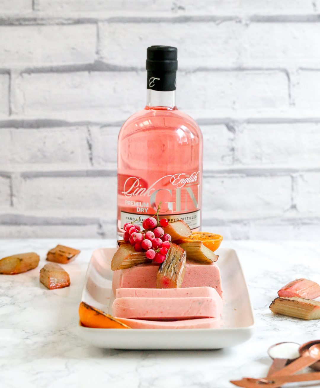 Pink gin and rhubarb parfait